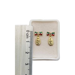 Aretes Broquel Virgen de Guadalupe con Moño Bandera Oro 10K - Perfumería y Regalos Guedale