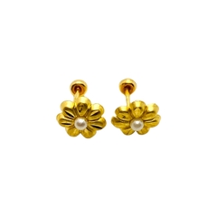 Aretes Broquel Flor Diamantada con Perla en Oro 10K