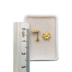 Aretes Broquel Flor Diamantada con Perla en Oro 10K