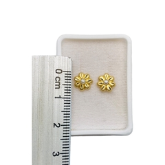Imagen de Aretes Broquel Flor Diamantada con Perla en Oro 10K