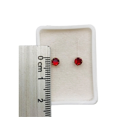 Imagen de Aretes Broquel Zirconias Rojas 4mm Oro 10K