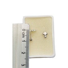 Aretes Broquel Cruces Mini en Oro Blanco 10K