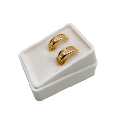 Aretes Huggies con Zirconias Blancas y Rosas Oro 10K 1.3cm - Perfumería y Regalos Guedale