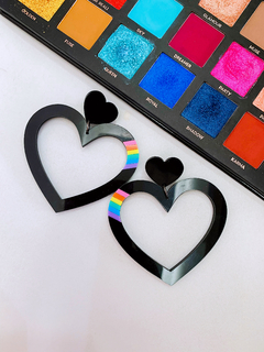 brincos dark rainbow heart na internet