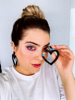 brincos dark rainbow heart