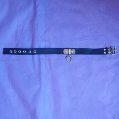 Choker de cuerina con dije corazón