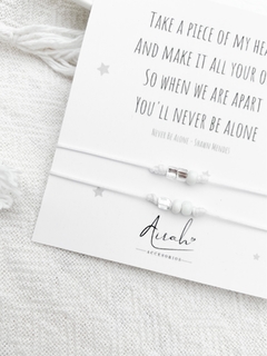 Pulseras Never Be Alone en internet