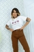 Calça mom jeans marrom na internet