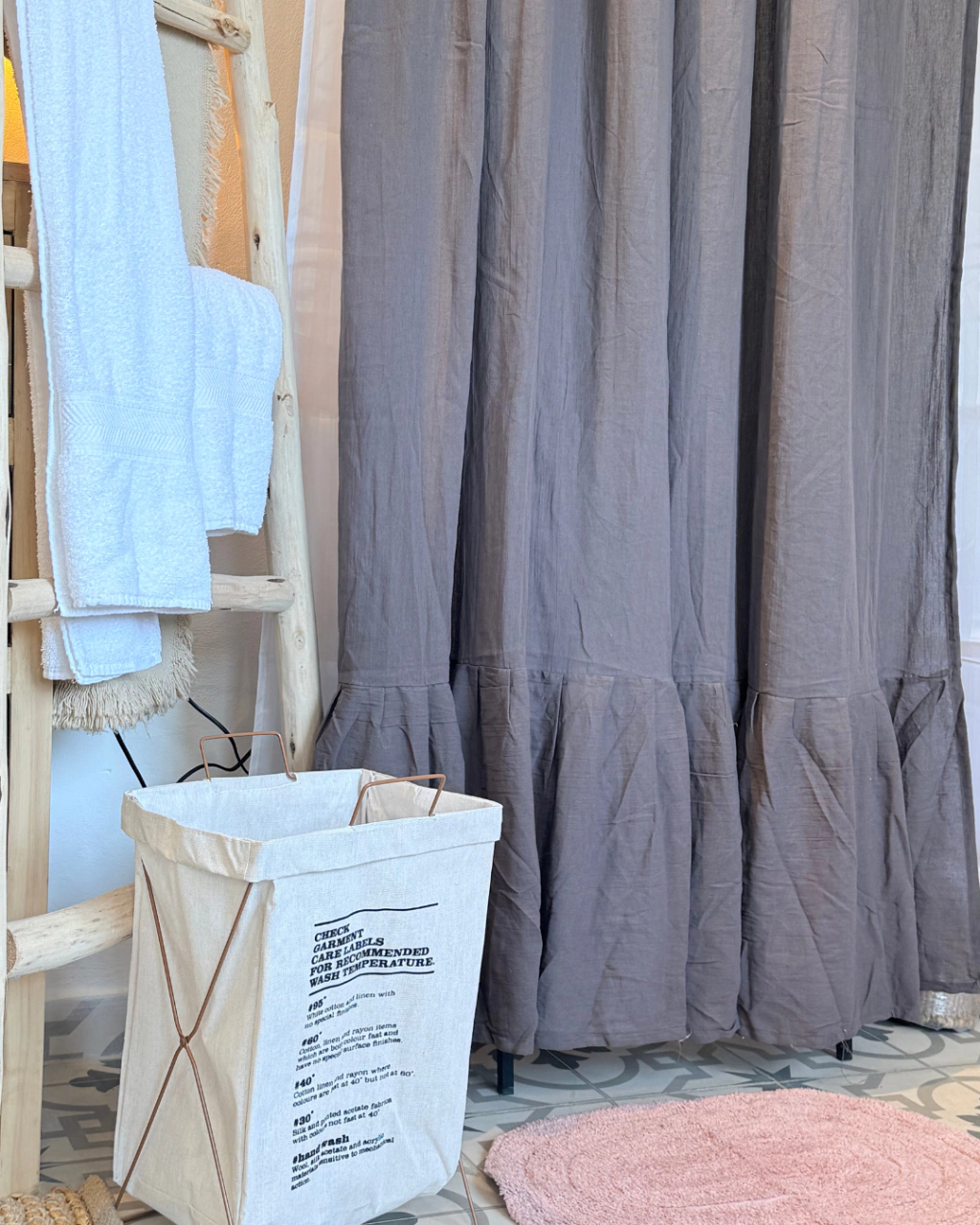 CORTINA DE BAÑO CON VOLADO