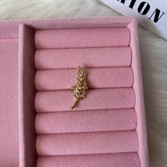 Piercing fake folhas.