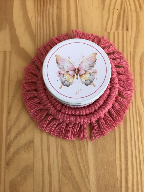 Vela Aromática 90g + Tapetinho de Macramê - Edição Limitada