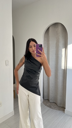 Blusa Assimétrica em Courino - N A G • S T O R E