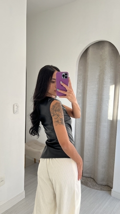 Blusa Assimétrica em Courino na internet