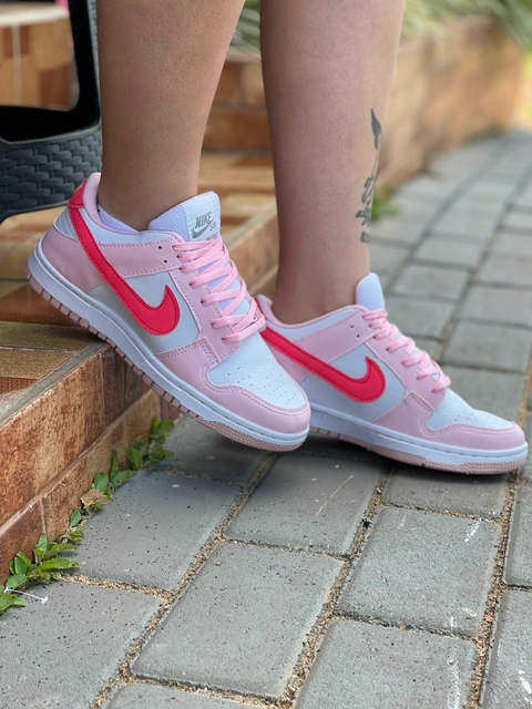 Tênis Nike Dunk Low Pro Branco com Rosa T330