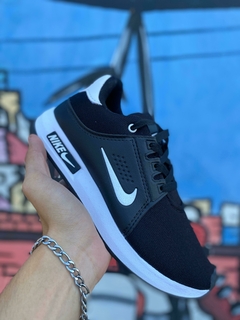 Tênis Nike Preto com Branco Caminhada T701