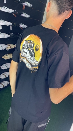 camiseta preto NIKE estampa tenis amarelo nas costas M3794 na internet