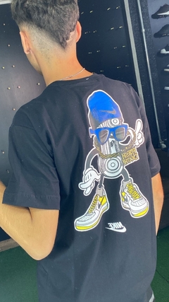 camiseta preto NIKE estampa tenis azul nas costas M3793 na internet