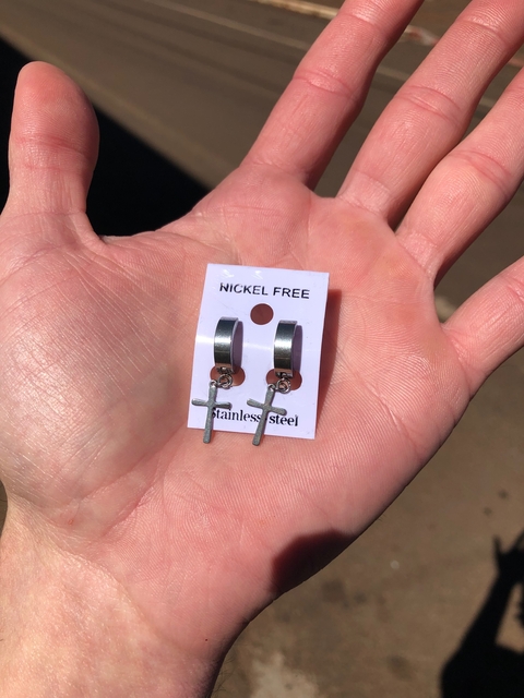 Brinco com cruz prata Furado A96