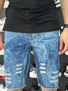 shorts jeans masculino Quiksilver com rasgo e barra desfiada M2458