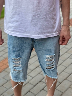 Shorts Jeans Masculino com rasgo e barra desfiada M2169