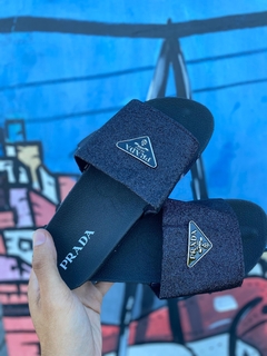 Chinelo Slide Prada com brilho Preto T713