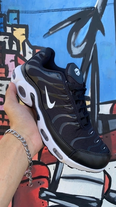 Tênis Nike TN Preto com Branco T697