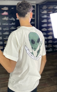 Camiseta High Off-white com estampa nas costas Alien M222 - comprar online