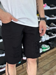 Shorts Jeans Masculino Preto com Rasgo e barra desfiada M69