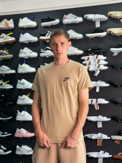 camiseta marrom NIKE estampa tenis nas costas M3779 - comprar online