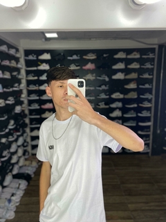 Camiseta High Branca com estampa nas costas Alien M225 na internet