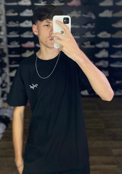 Camiseta High Preta com estampa nas costas homem tirando foto M215 na internet