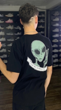 Camiseta High Preta com estampa nas costas Alien M221 - comprar online