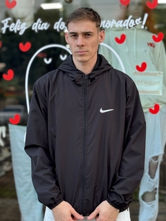 blusa corta vento NIKE cor preto M258 na internet