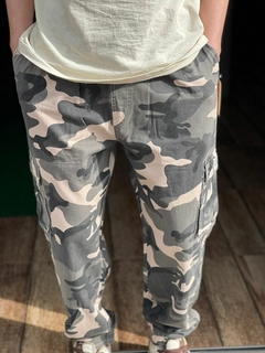 Calça Cargo com punho camuflada bege e cinza M1514