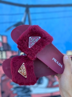 Chinelo Slide Prada Pelúcia Bordo T712