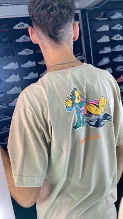 camiseta marrom HIGH estampa papagaio verde nas costas M3784 na internet