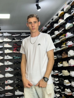 Camiseta Nike Branca com Símbolo Preto M3513