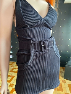 vestido preto feminino com dois bolsos e cinta preta F57 - comprar online