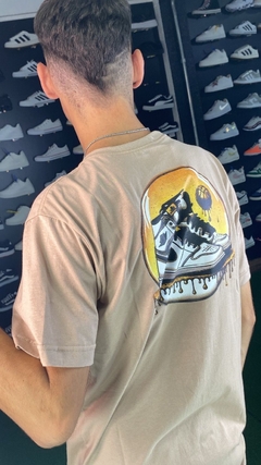 camiseta marrom NIKE com estampa tenis amarelo nas costas M3781 na internet