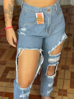 Calça Jeans Feminina Mom com rasgo M1824