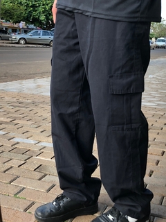 calça cargo preta sem punho com regulagem M730 - comprar online