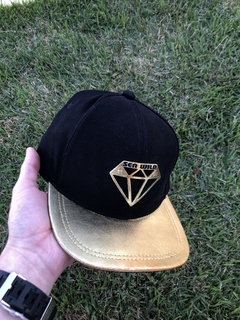 BONÉ ABA RETA DIAMANTE PRETO COM DOURADO B81
