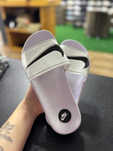 Chinelo Slide Nike Branco com Preto T680 - comprar online