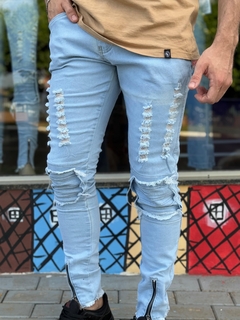 Calça Jeans Clara Masculina com Zíper no tornozelo e detalhe no joelho M3312 - comprar online