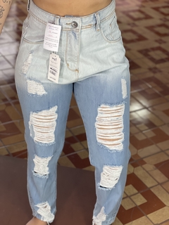 Calça Jeans Feminina Mom com rasgo M1831