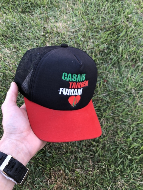 BONÉ CASAIS TAMBEM FUMAM PRETO E VERMELHO B77