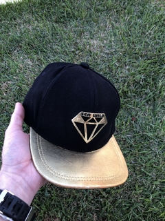 BONÉ ABA RETA DIAMANTE PRETO COM DOURADO B81 - comprar online