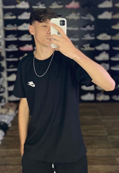 Camiseta Nike Preta com Pato na academia nas costas M202 na internet