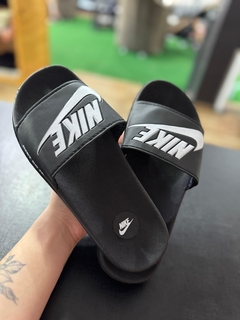 Chinelo Slide Nike Preto com Branco T678 - comprar online