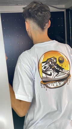 camiseta branca NIKE com estampa tenis Dourado M3767 na internet